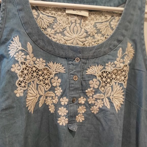 Denim style tank with lace detail - Picture 3 of 4